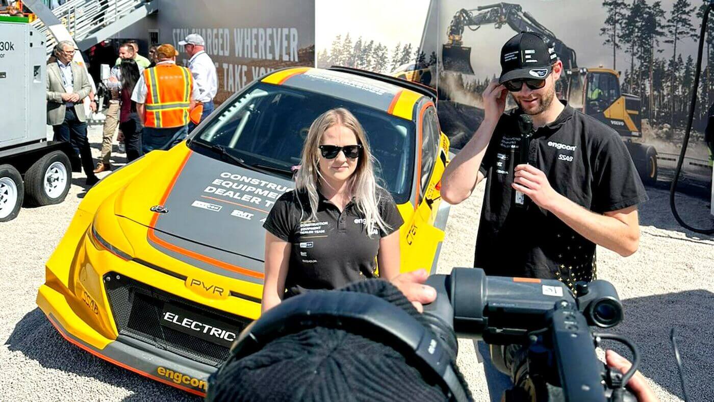 Anna Palander och Niclas Grönholm från CE Dealer Team framför deras PWR RX1e rallycrossbil