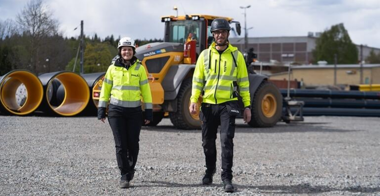 Volvo L90 Electric - elektrisk hjullastare hos Mackla. Malin Murmester vd, och vice vd och förare Mats Stenman.