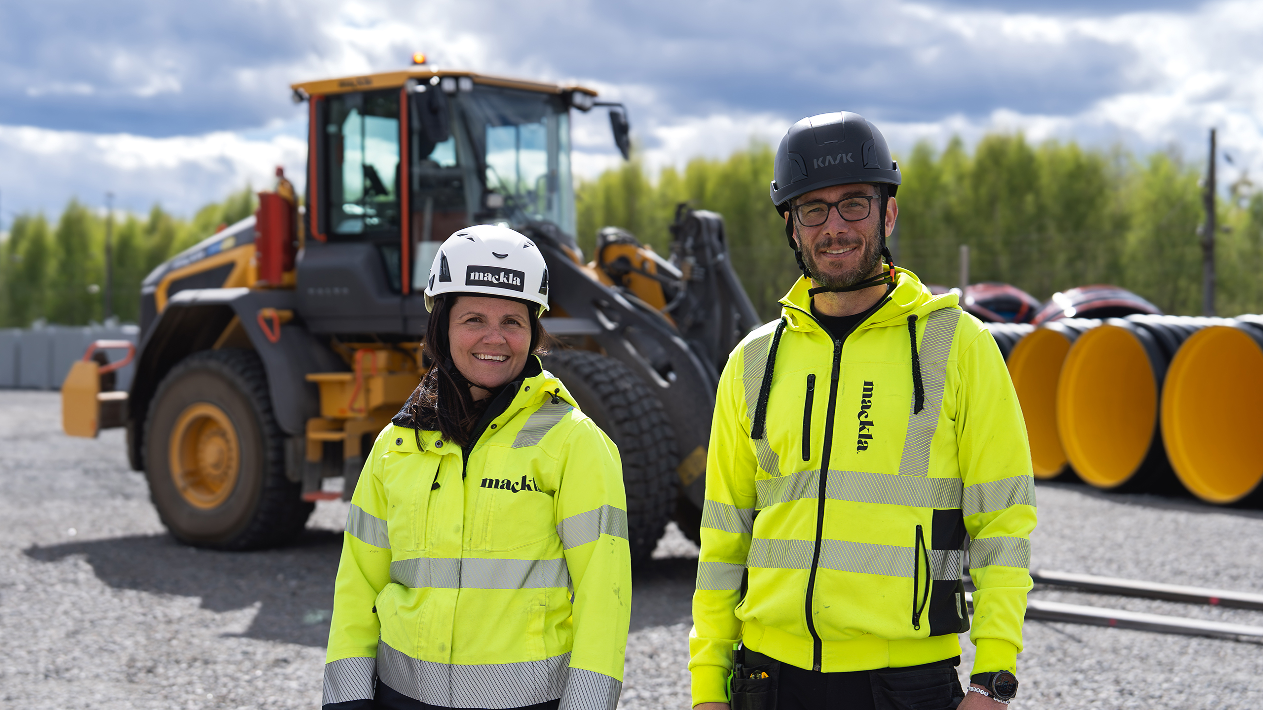 Volvo L90 Electric - elektrisk hjullastare hos Mackla. Malin Murmester vd, och vice vd och förare Mats Stenman.