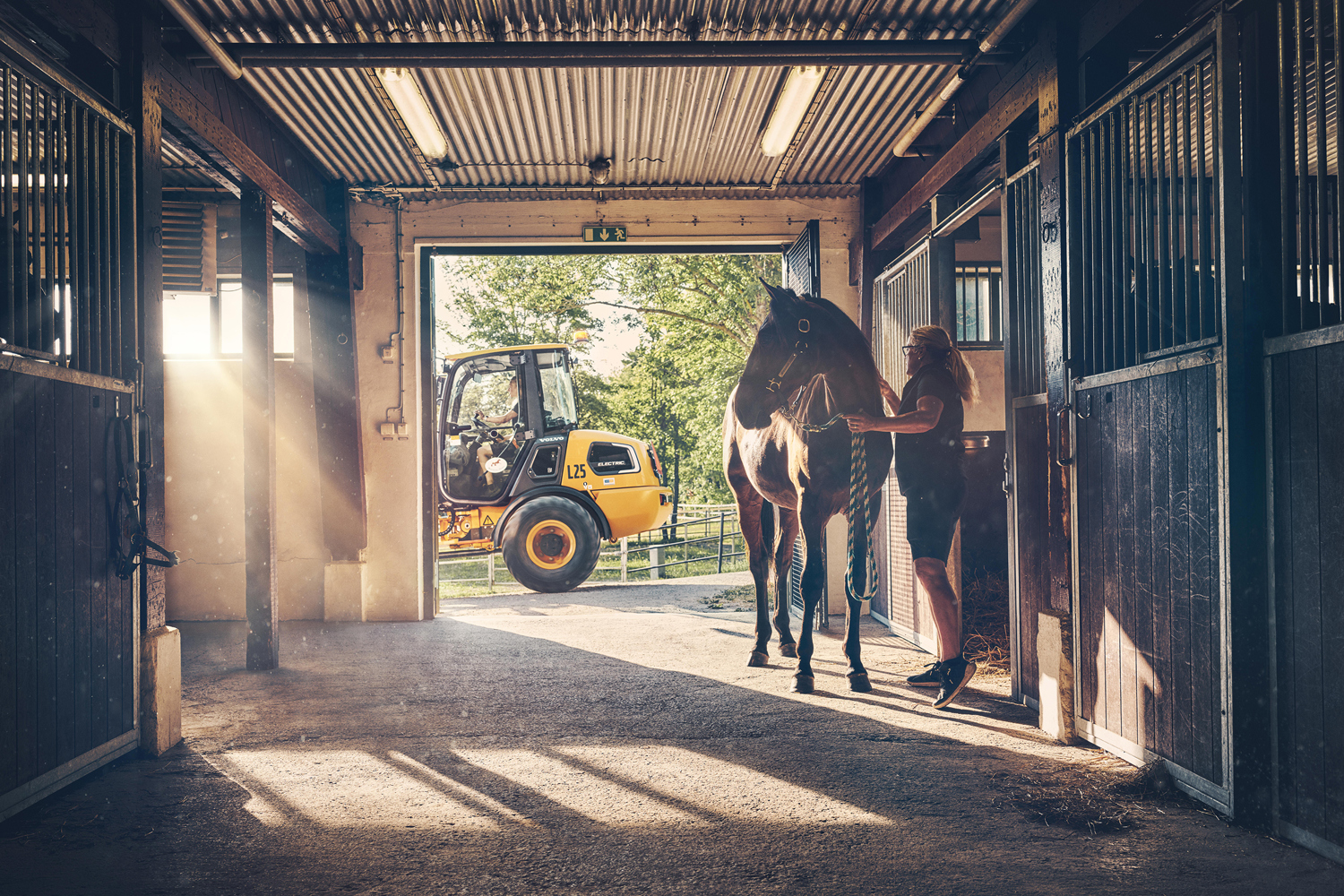 Volvo L25 Electric - eldriven hjullastare på Menhammar Gård.
