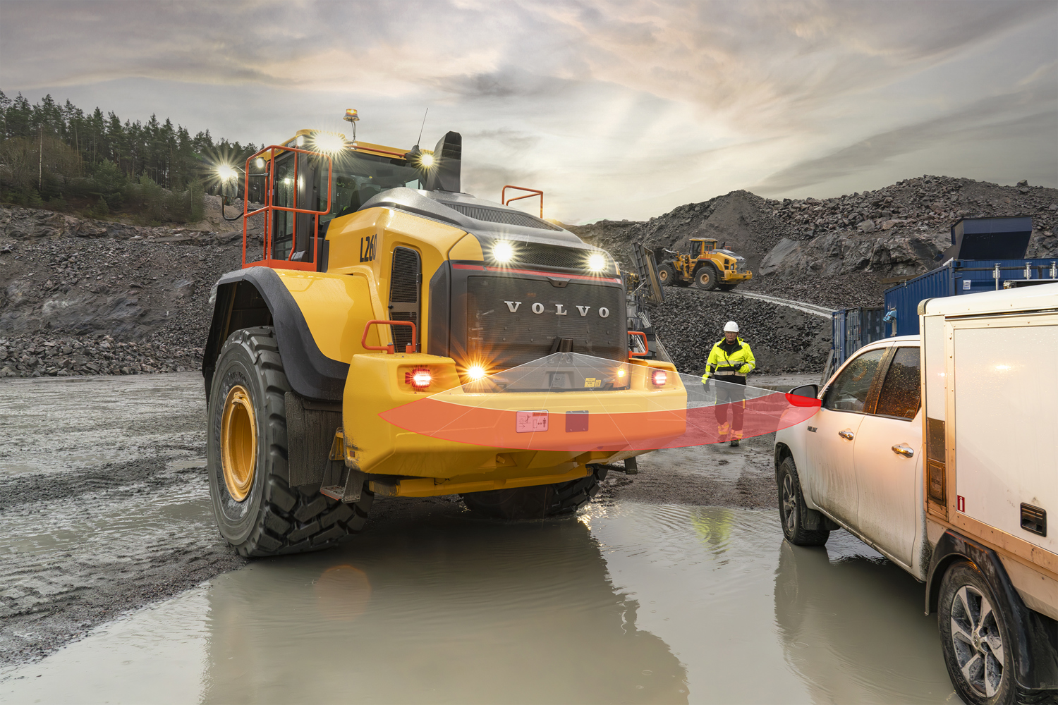 Volvos uppdaterade Collision Mitigation System, som upptäcker och varnar föraren för hinder vid backning från hastigheter så låga som 0,5 km/h. 
