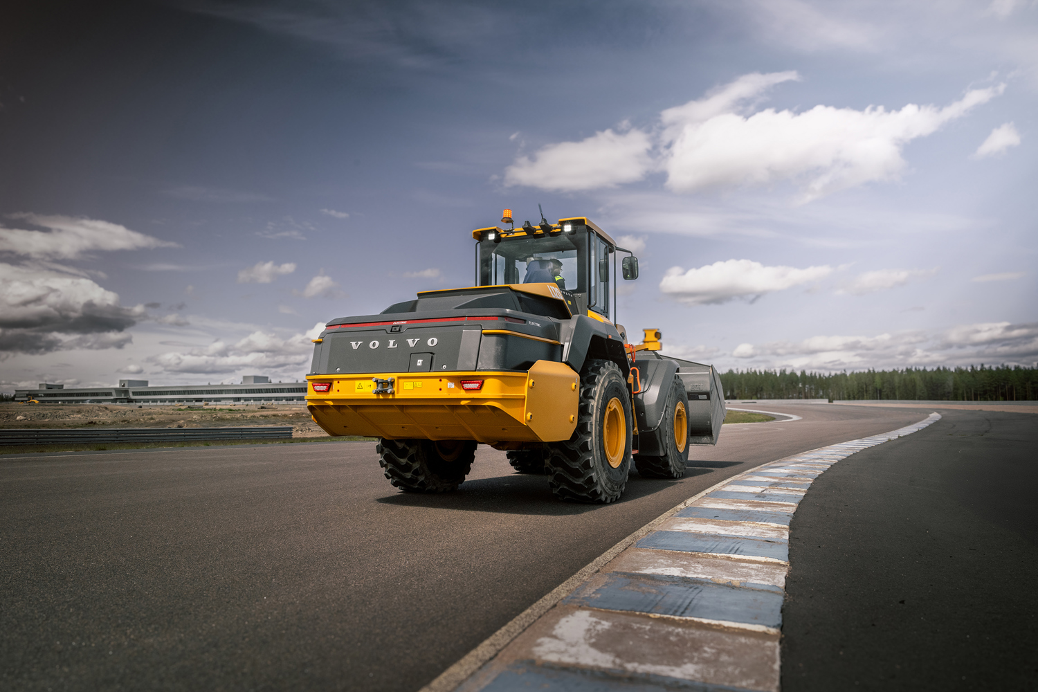 Volvo L120 Electric hjullastare utför banunderhåll på rallycrossbanan KymiRing för FIA World RX 2025
