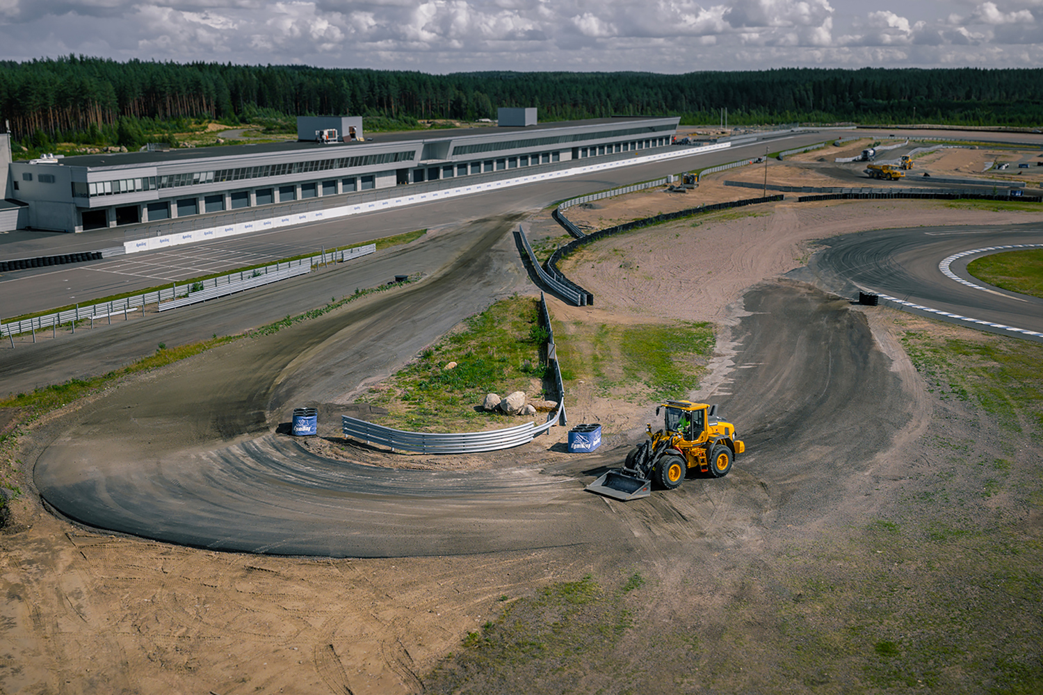 Volvo Construction Equipment bygger banan KymiRing i Finland med Volvo L120 Electric eldriven hjullastare