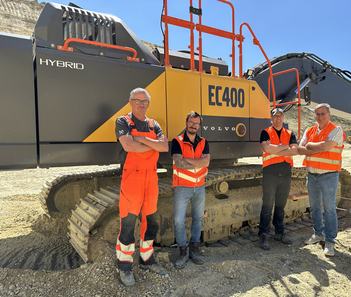 Personal från Clariant framför Volvo EC400 Hybrid grävmaskin