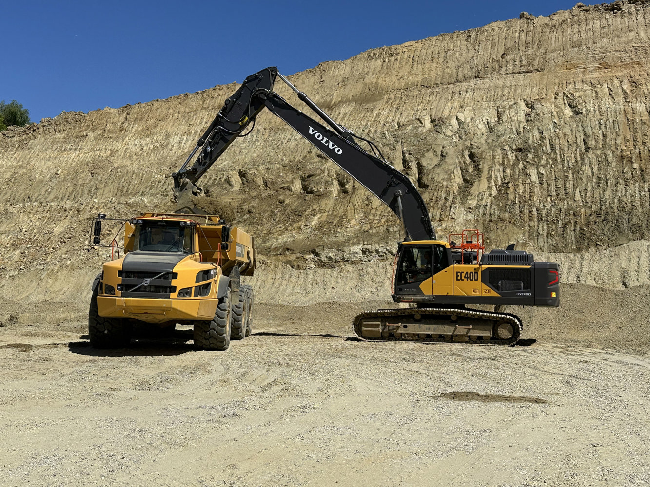 Volvo EC400 Hybrid och Volvodumper hos Clariant