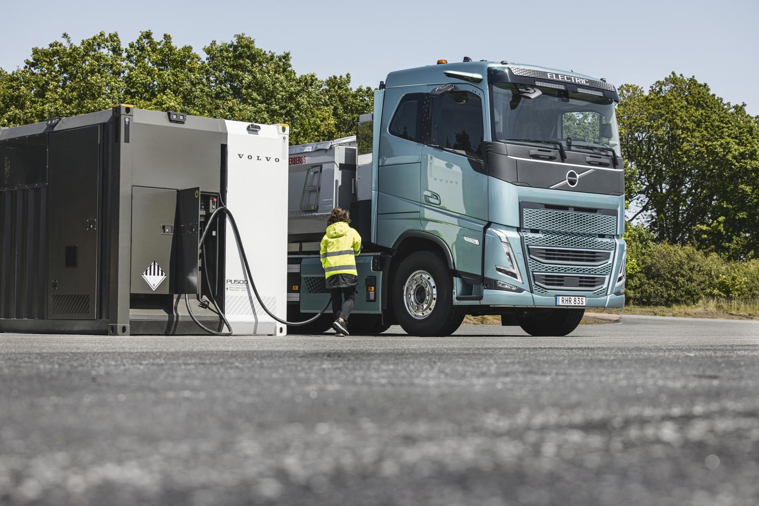 Elektrisk Volvo lastbil laddar fr&aring;n batterilagret Volvo PU500.