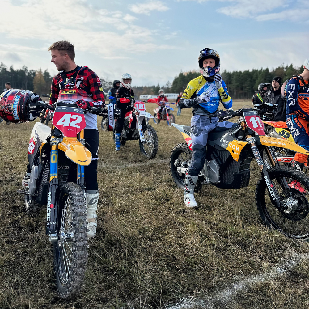 Eddie Karlsson och Taddy Blazusiak vid starten av Gotland Grand National 2.0 2024