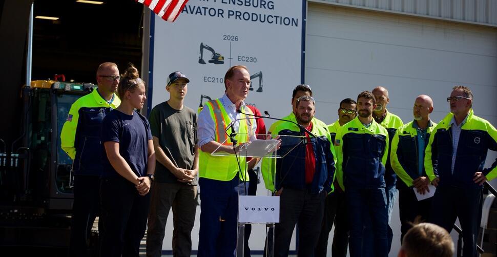 Dr John Joyce, kongressledamot i Pennsylvania, USA under besöket hos Volvo CE i Shippensburg.
