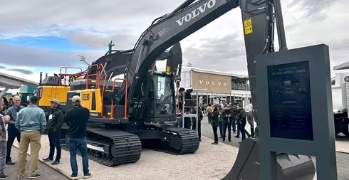 Volvo bandgrävare på CONEXPO 2023