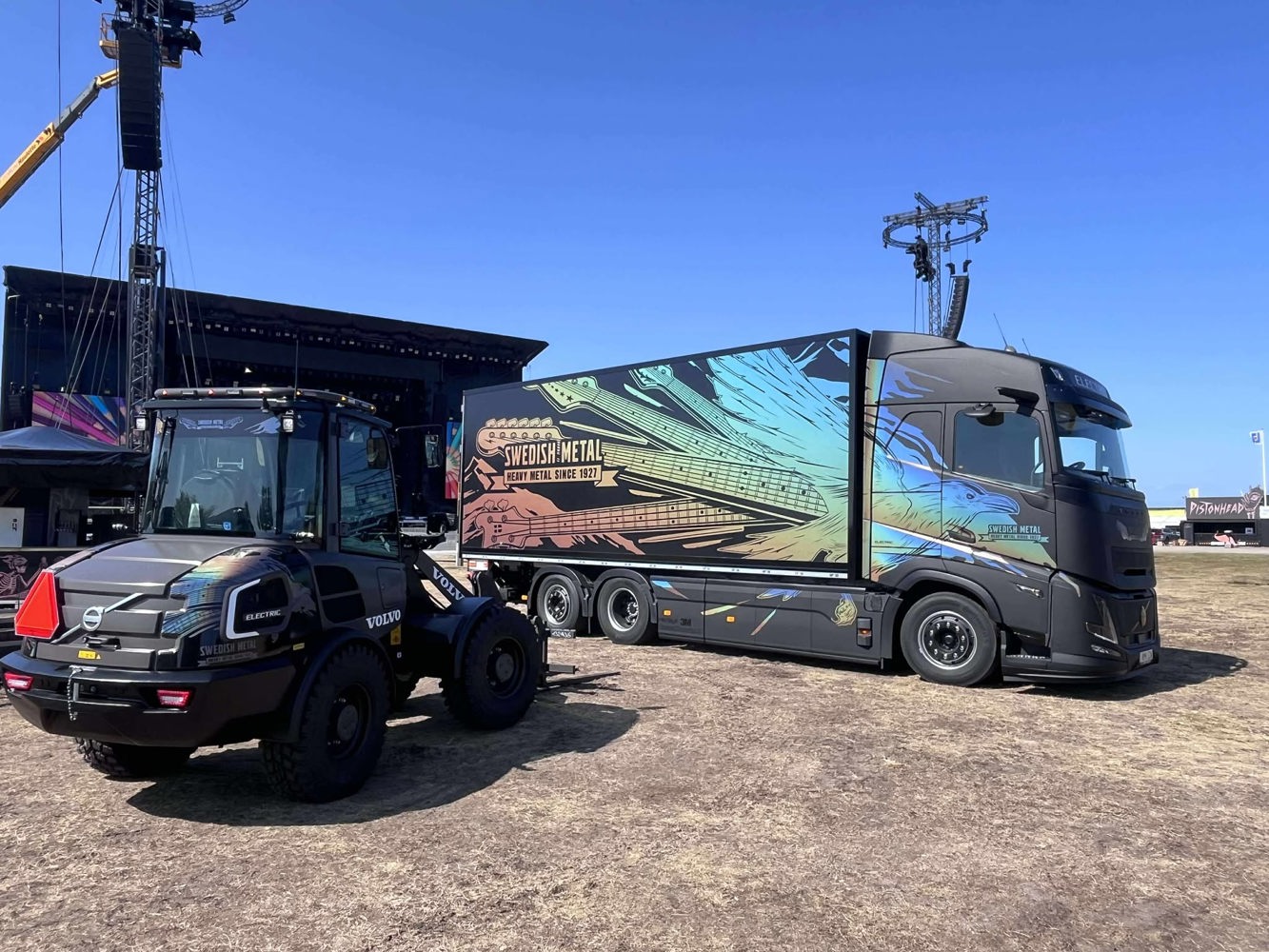 Volvo L25 Electric hjullastare och Volvo FH Aero Electric lastbil under etableringen av Sweden Rock Festival 2025. 