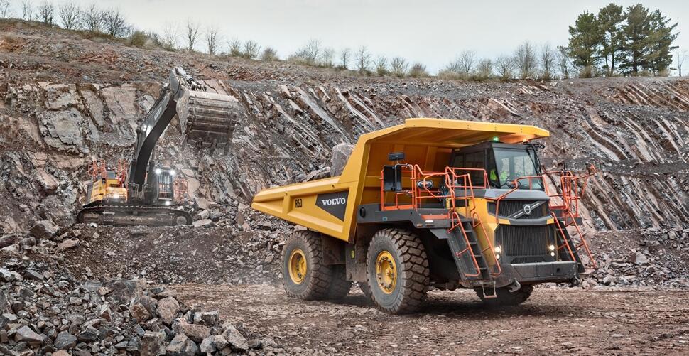 Bandgr&auml;varen Volvo EC560 och tipptrucken R60