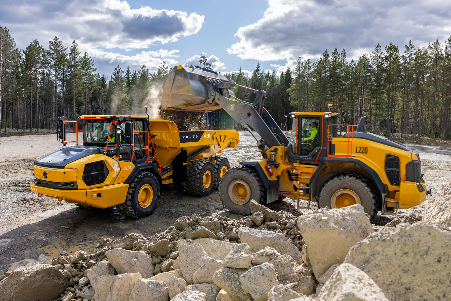 Volvo A30 Electric dumper och Volvo L220 hjullastare