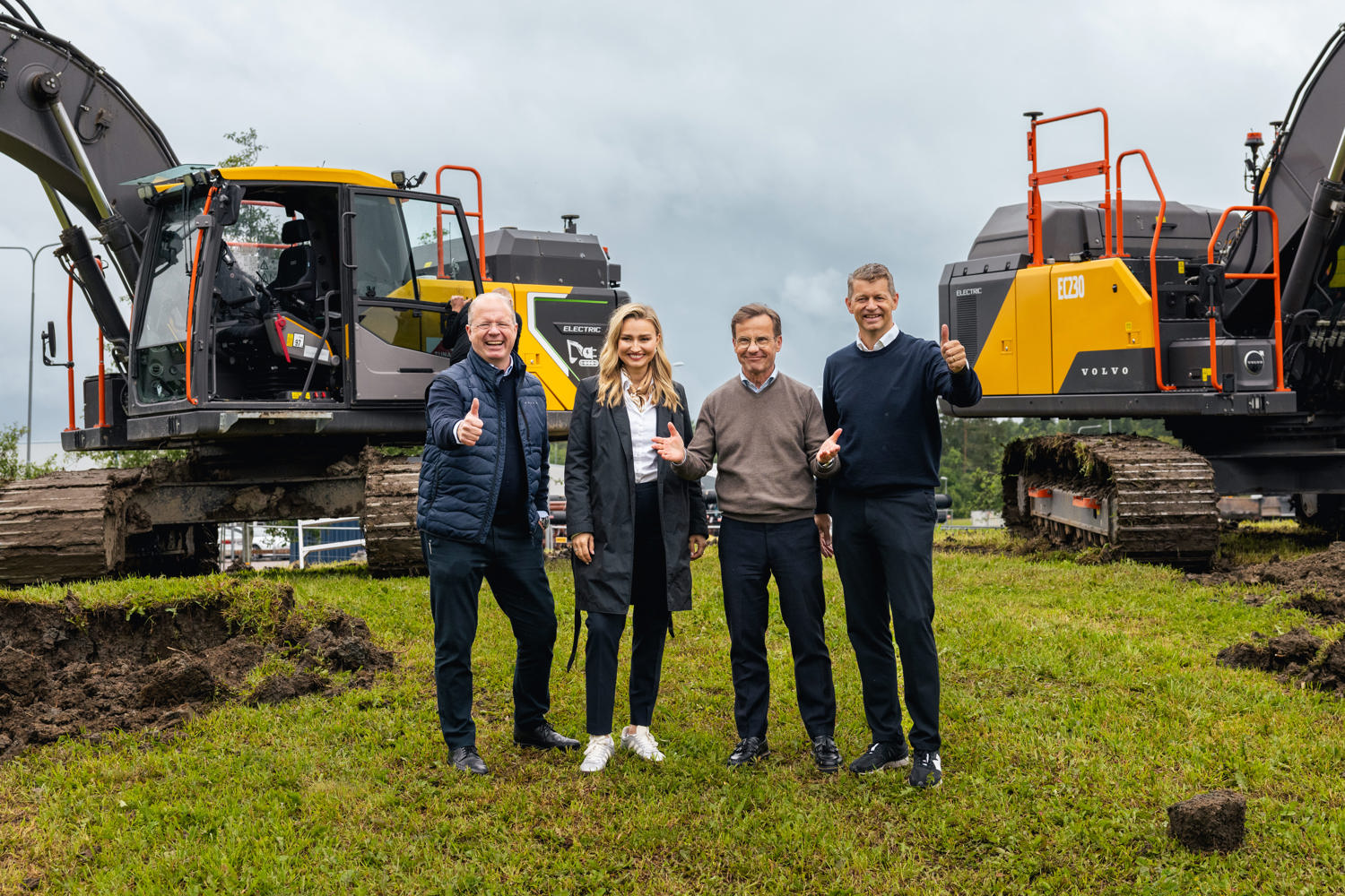 F&ouml;rsta spadtaget f&ouml;r Volvos nya gr&auml;vmaskinsfabrik i Eskilstuna, taget av statsminister Ulf Kristersson och vice statsminister Ebba Busch