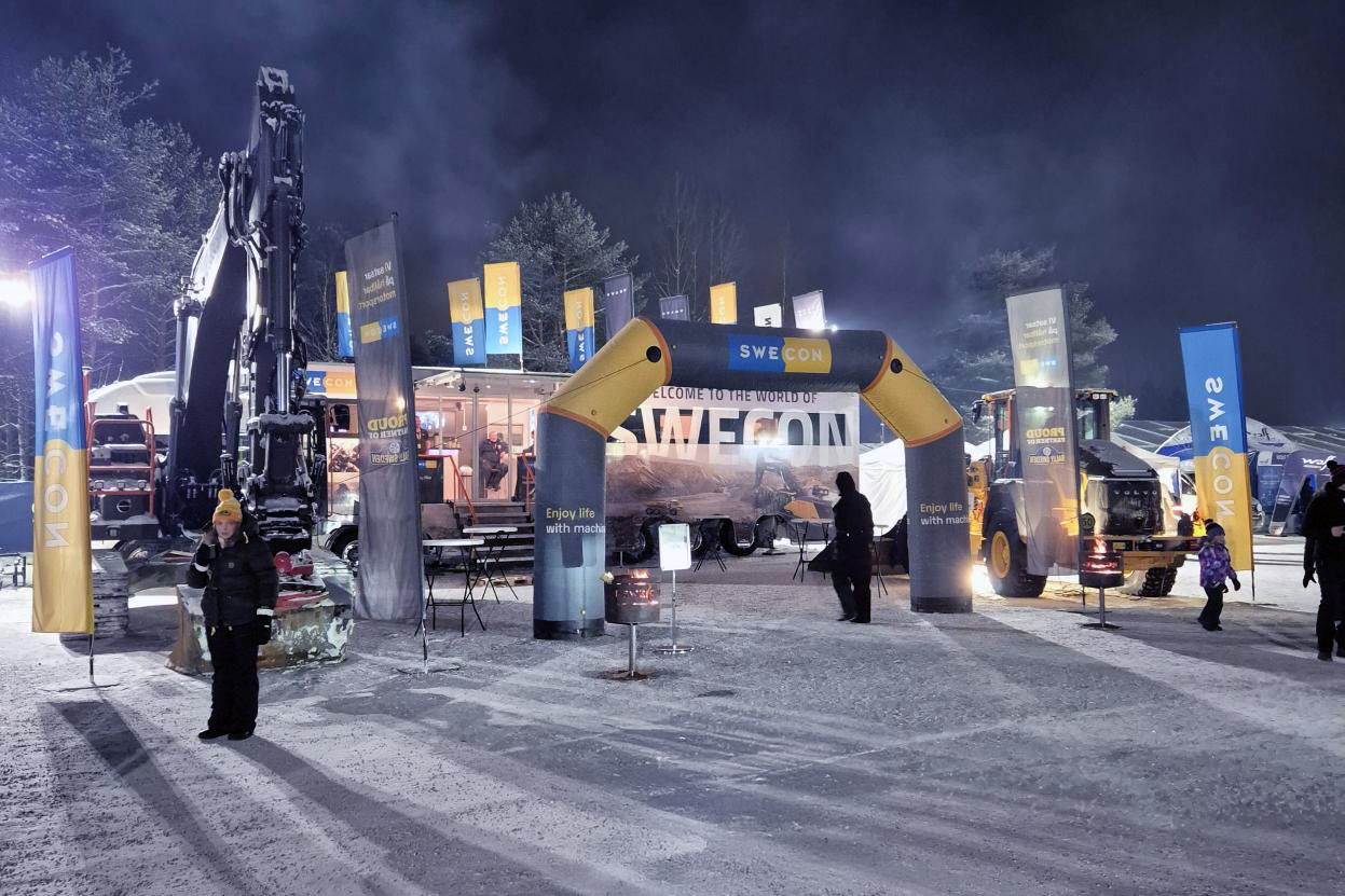 Swecons monter med Volvomaskiner under Rally Sweden 2026 p&aring; Red Barn Arena i Ume&aring;