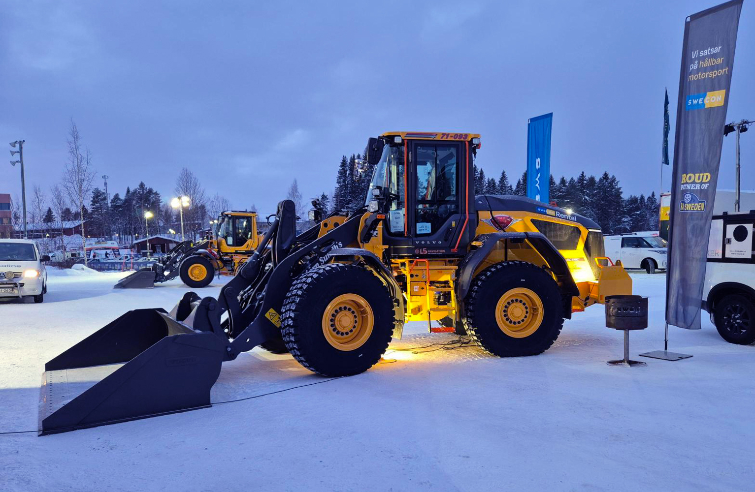 Volvo L90 Electric - eldriven / elektrisk hjullastare p&aring; Rally Sweden i Swecons monter p&aring; Red Barn Arena i Ume&aring;.