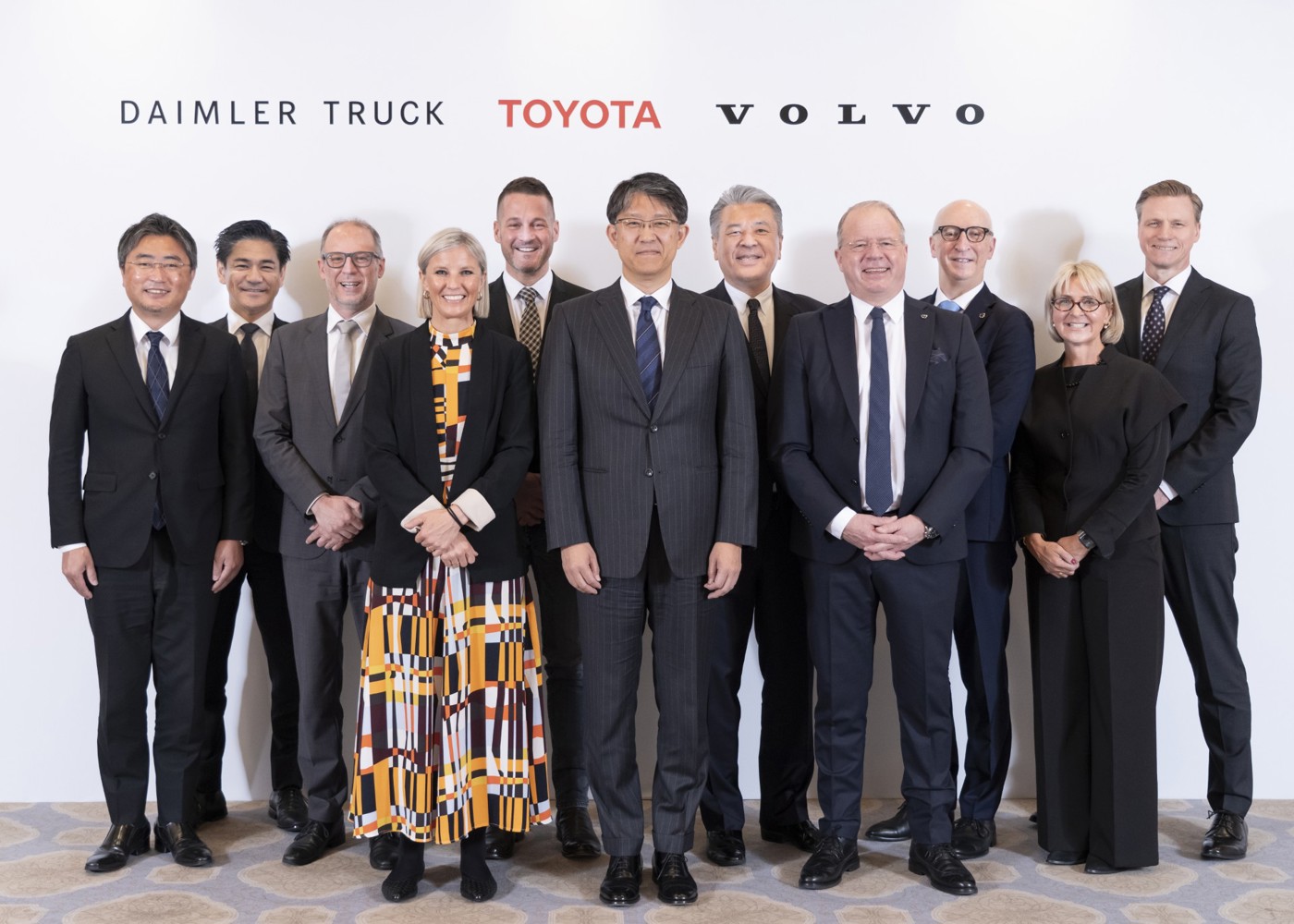 Volvokoncernen, Daimler Truck, cellcentric och Toyota Motor Corporation har undertecknat ett icke-bindande samförståndsavtal om att samarbeta kring bränslecells-teknologi. · Toyota Motor Corporation strävar efter att investera i cellcentric och att gå med som en likvärdig partner tillsammans med de nuvarande ägarna Volvokoncernen och Daimler Truck.