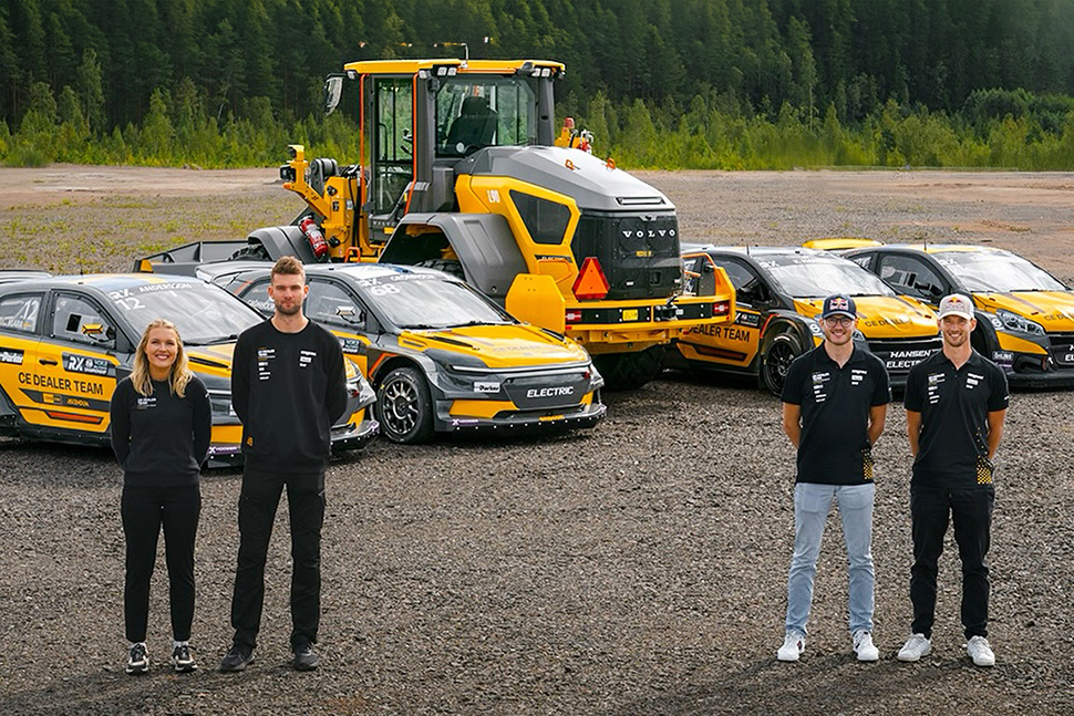 CE Dealer Team med förare Klara Andersson och Niclas Grönholm, stöttar rivalerna i Hansen Motorsport, med förarna Kevin Hansen och Timmy Hansen under World RX of Finland på KymiRing.