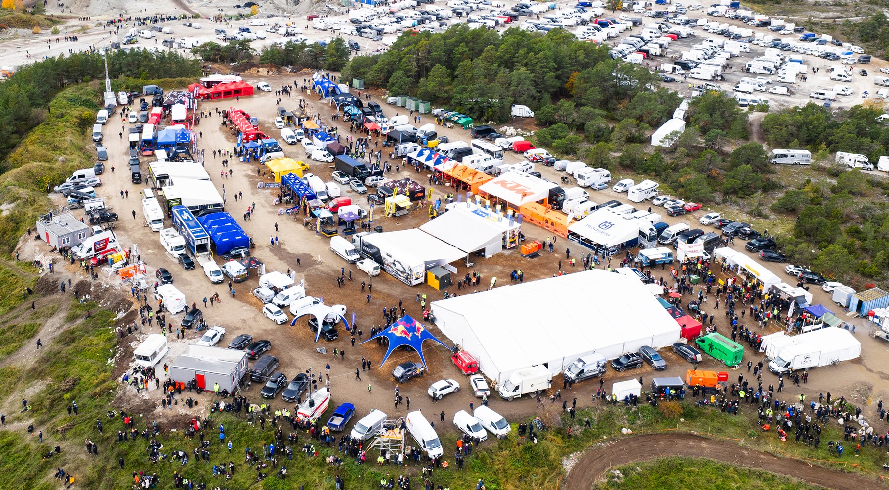 Swecons monter centralt i depån på Gotland Grand National i Hejdeby