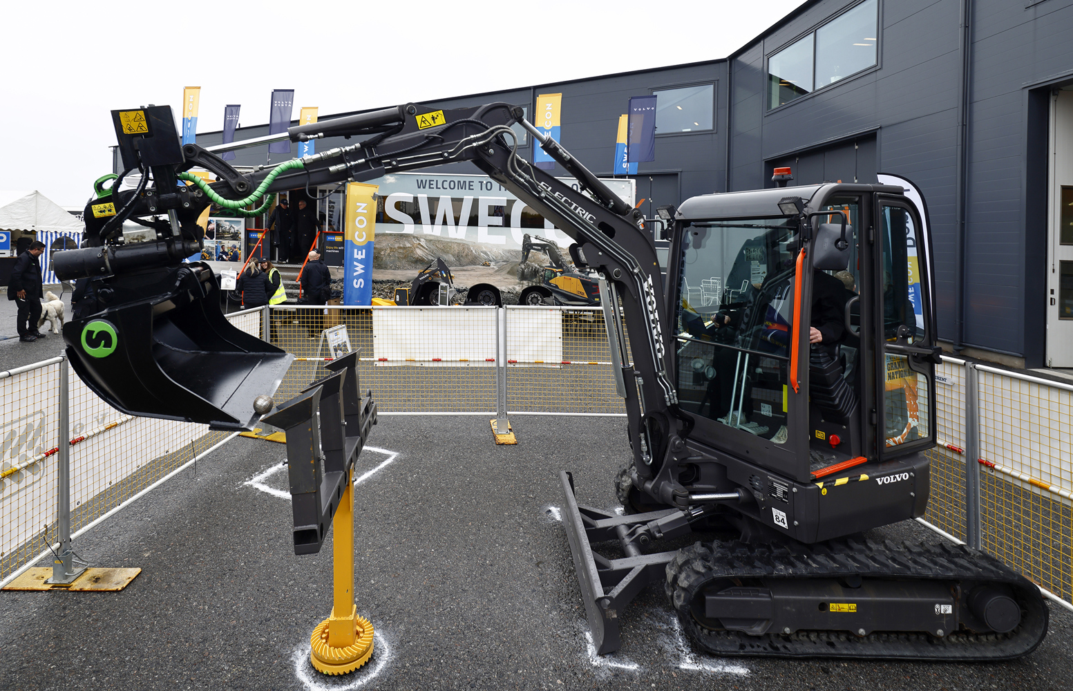 Volvo Operators Club-tävling med en Volvo ECR25 Electric minigrävare 