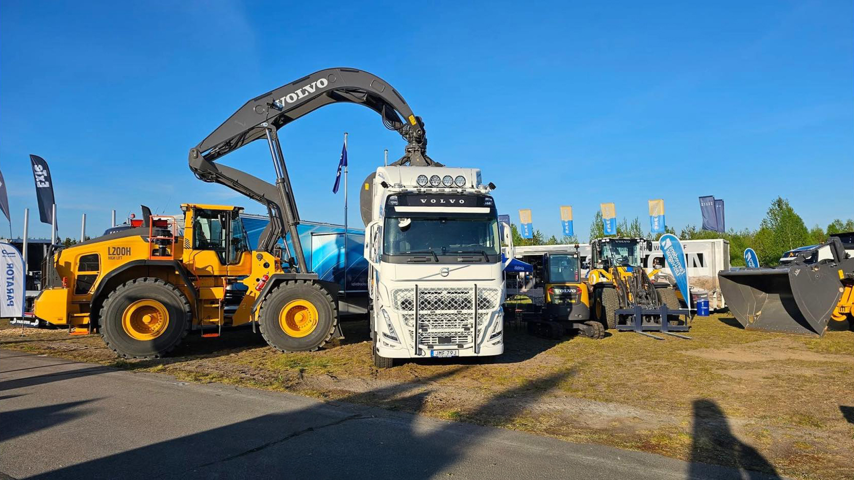 Volvo Lastvagnar och Volvo Construction Equipment på Skogsmaskindagarna i Karlskoga den 22-23 maj 2026 - Helmia Lastbil och Swecon Anläggningsmaskiner AB