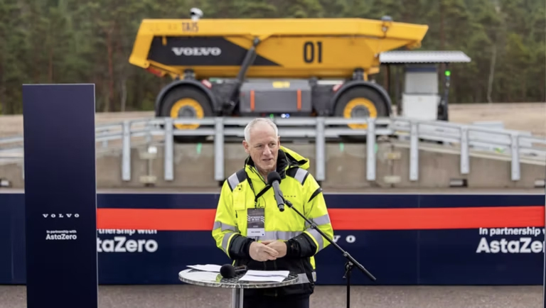 Nils Jaeger, vd för Volvo Autonomous Solutions talar vid invigningsceremonin.