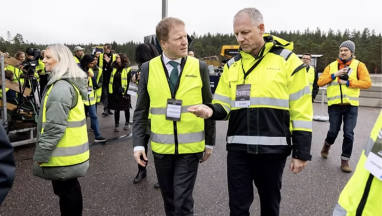 Sigbjørn Gjelsvik talar vid invigningsevenemanget, på uppdrag av kommittén för transport och kommunikation i Norge. Norge är ett av de första länderna globalt som beviljar tillstånd för avlägsnande av säkerhetsförare i autonom gruvdrift och stenbrottsverksamhet.