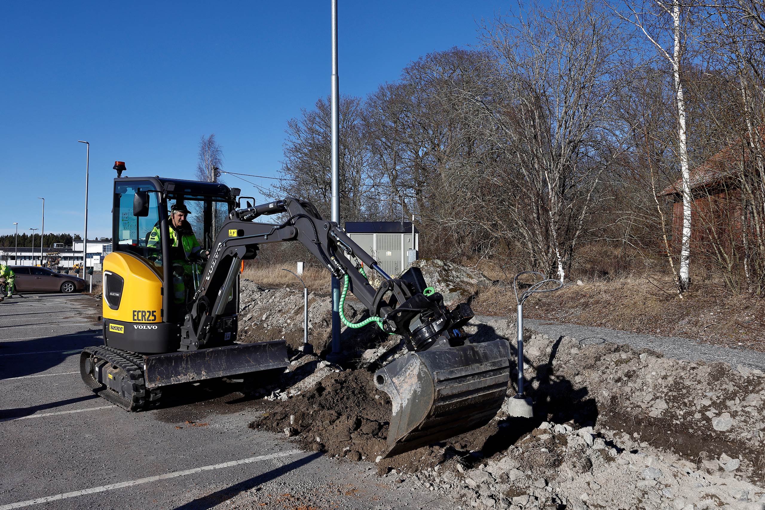 Volvo ECR25 Electric förbereder för laddstolpar hos Swecon och Lantmännen Fastigheter